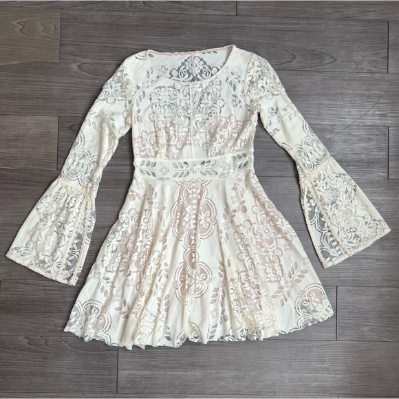 Free People Lover’s Folk Song Dress in Cream Boho Lace Bell Sleeve Dress Size 2 - Picture 3 of 8
